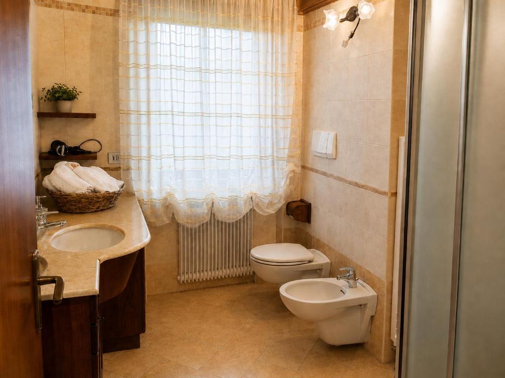 Bagno ampio dell'Appartamento ROEN con lavabo, bidet e doccia