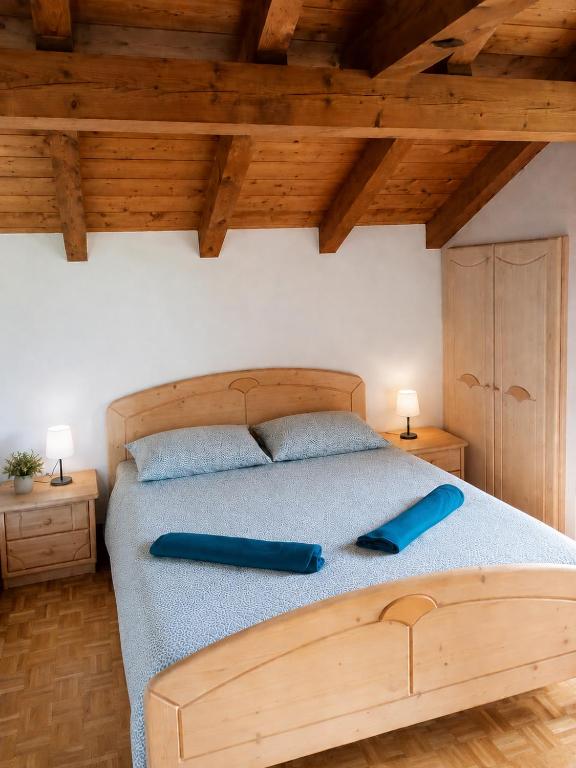 Camera matrimoniale in legno dell'Appartamento ROEN a Cavareno