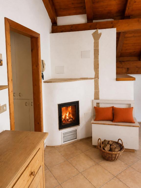 Camino acceso nell'Appartamento ROEN per le giornate autunnali e invernali