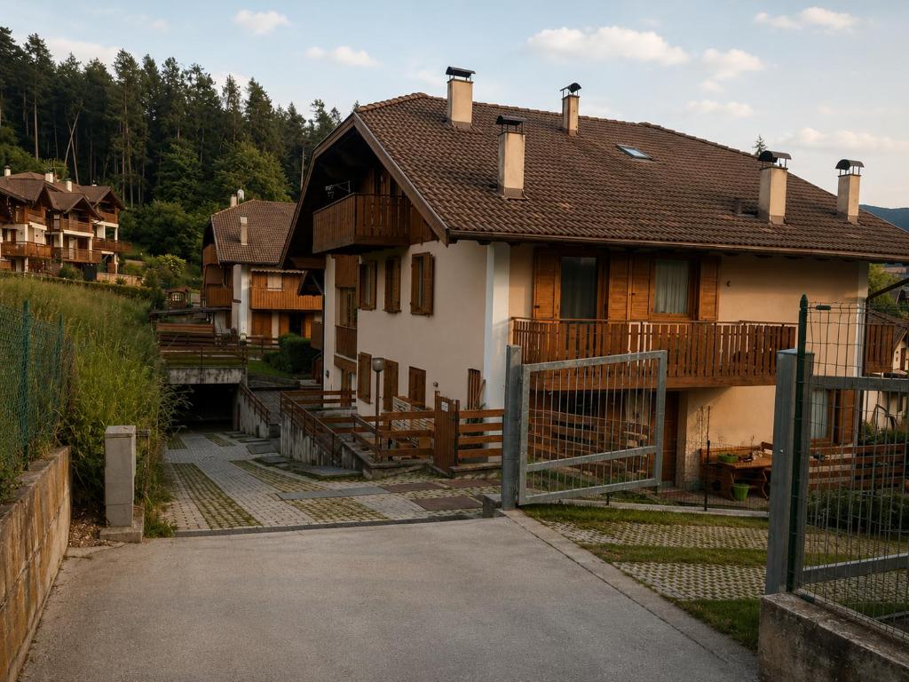 Edificio dell'Appartamento ROEN a Cavareno con accesso e balconi in legno