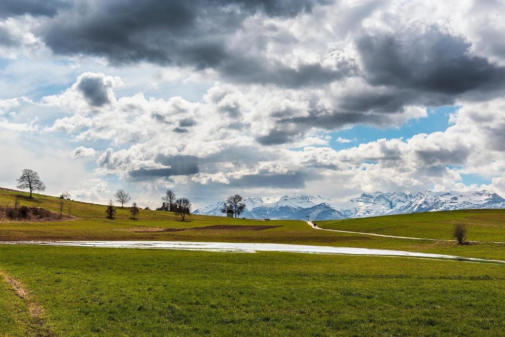 Paesaggio della Val di Non con prati e montagne nei dintorni di Cavareno