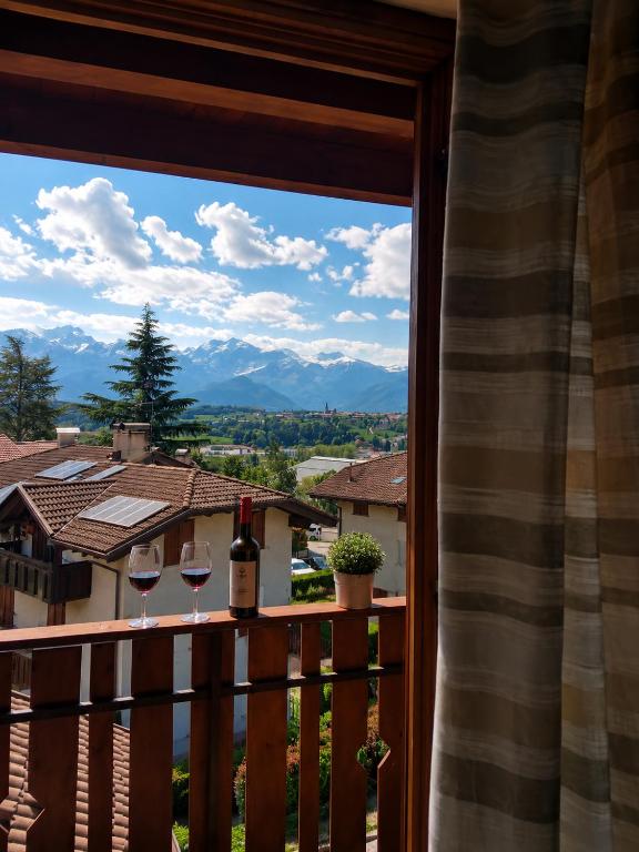 Vista panoramica sulle montagne dalla balconata dell'Appartamento ROEN a Cavareno