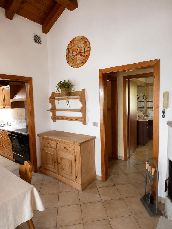 Zona giorno dell'Appartamento ROEN con arredi in legno
